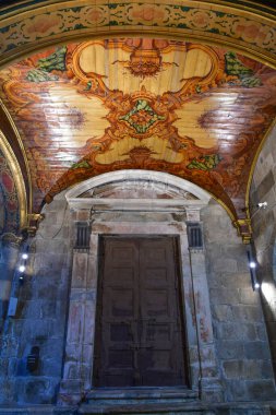  Portekiz, Braga 'da ortaçağ freskleriyle birlikte katedralin içi..