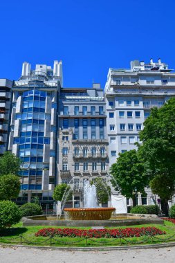 Vigo 'da halka açık bir parkta ağaçlarla kaplı bir cadde, İspanya' da bir şehir..