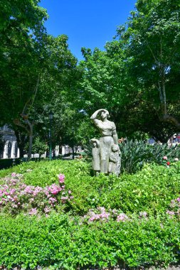 Vigo 'da halka açık bir parkta ağaçlarla kaplı bir cadde, İspanya' da bir şehir..