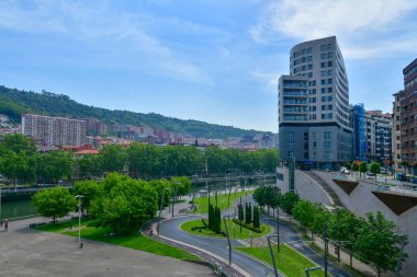  İspanya 'nın kuzeyindeki Bilbao şehrinin panoramik manzarası.
