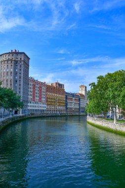  İspanya 'nın kuzeyindeki Bilbao şehrinin panoramik manzarası.