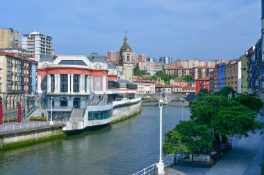  İspanya 'nın kuzeyindeki Bilbao şehrinin panoramik manzarası.