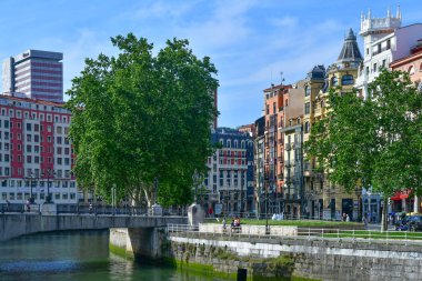  İspanya 'nın kuzeyindeki Bilbao şehrinin panoramik manzarası.