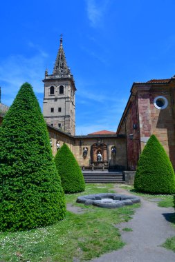  İspanya 'da Oviedo' nun tarihi merkezinde bir kilise..