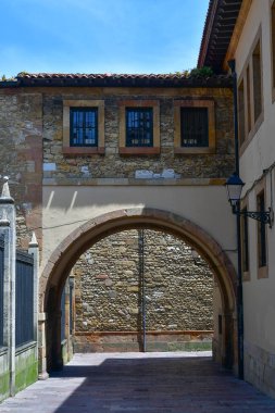 İspanya 'nın ortaçağ şehri Oviedo' nun tarihi merkezinde bir cadde..