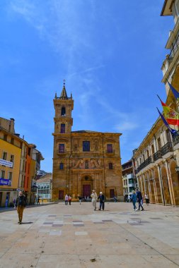 İspanya 'nın ortaçağ şehri Oviedo' nun tarihi merkezinde bir cadde..