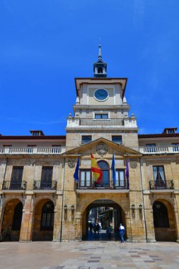 İspanya 'nın ortaçağ şehri Oviedo' nun tarihi merkezinde bir cadde..
