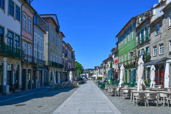 Portekiz, Braga 'nın renkli binaları arasında bir cadde.