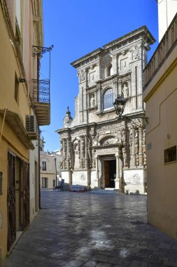 İtalya 'nın Puglia kentindeki Nard' ın tarihi merkezinde dar bir sokak..