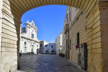 İtalya 'nın Puglia kentindeki Nard' ın tarihi merkezinde dar bir sokak..
