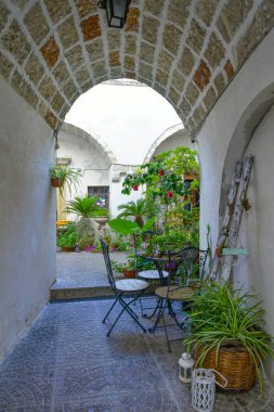 İtalya 'nın Puglia kentindeki Corigliano d' Otranto 'nun tarihi merkezinde bir ev..