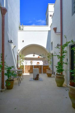 İtalya 'nın Puglia kentindeki Corigliano d' Otranto 'nun tarihi merkezinde bir ev..