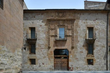 İspanya 'nın Salamanca kentindeki tarihi bir binanın cephesi..