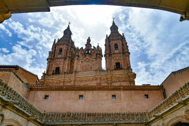 İspanya 'nın tarihi bir kenti olan Salamanca' daki Üniversite Kütüphanesi 'nin içinde..