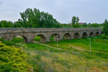 Salamanca 'daki antik Roma köprüsü, İspanya' nın tarihi şehri..