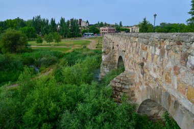 Salamanca 'daki antik Roma köprüsü, İspanya' nın tarihi şehri..