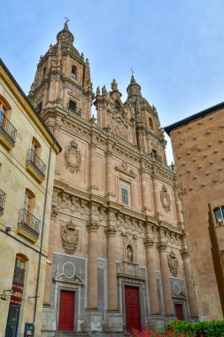 İspanya 'da tarihi bir şehir olan Salamanca' daki antik katedralin cephesi.