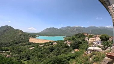 Castel San Vincenzo Gölü, Molise 'de bir İtalyan köyü..