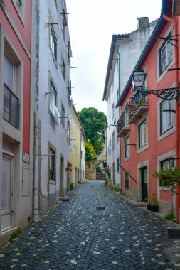Lizbon, Portekiz 'in tarihi bölgesinde bir sokak..