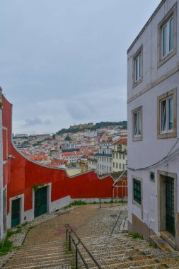 Lizbon, Portekiz 'in tarihi bölgesinde bir sokak..