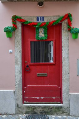 Barrio 'da bir evin kapısı, Lizbon, Portekiz' de tarihi bir mahalle..