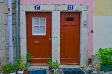 Barrio 'da bir evin kapısı, Lizbon, Portekiz' de tarihi bir mahalle..