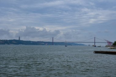 Portekiz 'in Lizbon kentindeki Tagus Nehri üzerinde 25 Nisan adlı köprü askıya alındı..