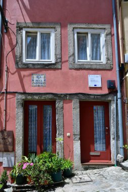 Porto, Portekiz 'deki eski şehrin sokakları arasında renkli binalar..