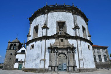 Eski şehrin kentsel manzarasında bir kilise var. Porto, Portekiz.