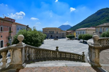  İtalya, Campania 'da bir köy olan Cerreto Sannita' nın ana meydanına bakın..