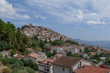 İtalya, Basilicata 'da bir köy olan Colobraro' nun manzarası.