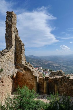 İtalya, Basilicata 'da bir köy olan Colobraro' nun manzarası.