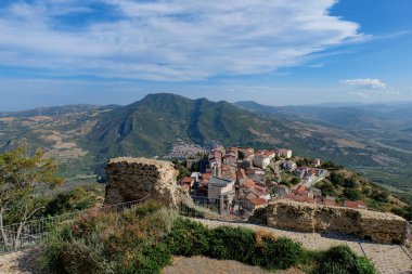 İtalya, Basilicata 'da bir köy olan Colobraro' nun manzarası.
