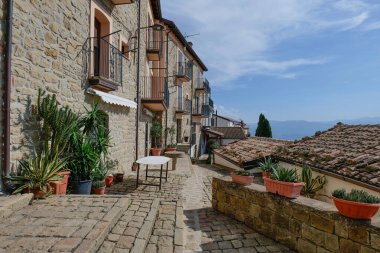 Colobraro 'da bir sokak, İtalya' nın Basilicata bölgesinde bir köy..