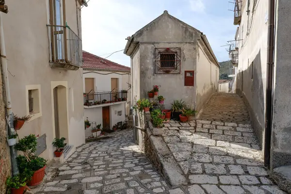 Colobraro 'da bir sokak, İtalya' nın Basilicata bölgesinde bir köy..