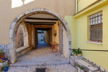 Lazio, İtalya 'daki eski Picinisco evleri arasında dar bir sokak..