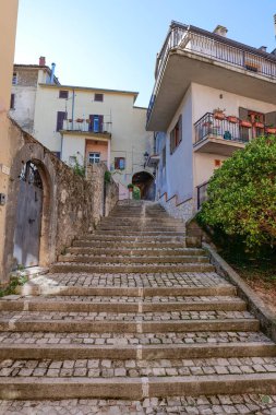 Lazio, İtalya 'daki eski Picinisco evleri arasında dar bir sokak..
