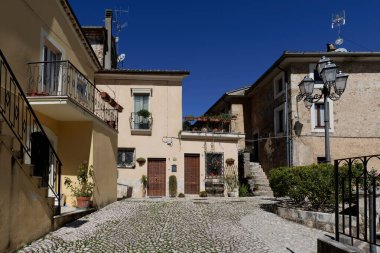 Lazio, İtalya 'daki Fontechiari' nin eski evleri arasında bir sokak..