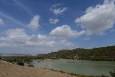İtalya, Basilicata 'da bir köy olan Tursi çevresindeki manzara.