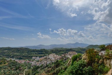 İtalya, Basilicata 'da bir köy olan Tursi çevresindeki manzara.