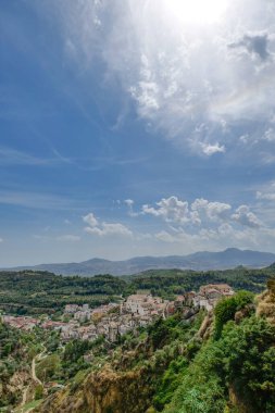 İtalya, Basilicata 'da bir köy olan Tursi çevresindeki manzara.