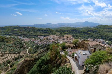 İtalya, Basilicata 'da bir köy olan Tursi çevresindeki manzara.