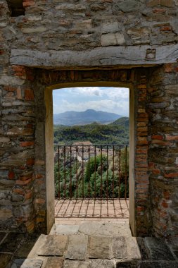 İtalya, Basilicata 'da bir köy olan Tursi çevresindeki manzara.