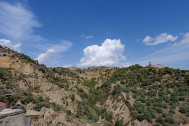 İtalya, Basilicata 'da bir köy olan Tursi çevresindeki manzara.