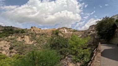 İtalya, Basilicata 'da bir köy olan Tursi çevresindeki manzara.