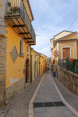 İtalya 'nın Basilicata kentindeki Ermenistan' ın eski evleri arasında bir sokak..