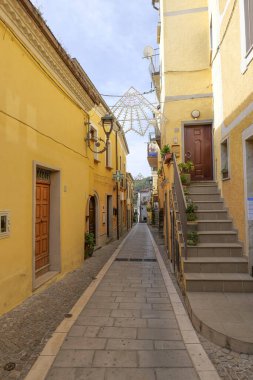 İtalya 'nın Basilicata kentindeki Ermenistan' ın eski evleri arasında bir sokak..