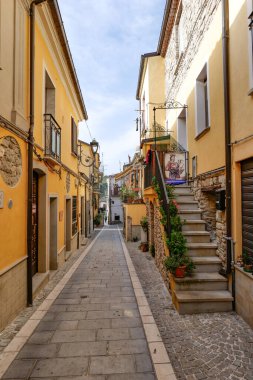 İtalya 'nın Basilicata kentindeki Ermenistan' ın eski evleri arasında bir sokak..