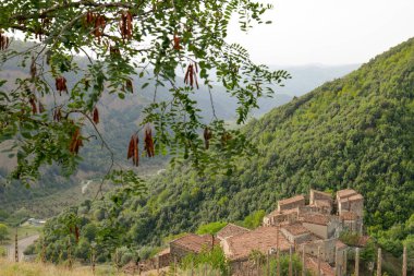 İtalya, Basilicata 'da bir köy olan Ermento çevresindeki manzara.