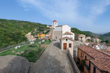 İtalya, Basilicata 'da bir köy olan Ermento çevresindeki manzara.